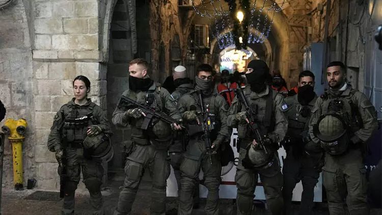 İsrail qüvvələri Əl-Əqsa məscidinə daxil olmaq istəyən fələstinlilərə hücum edib