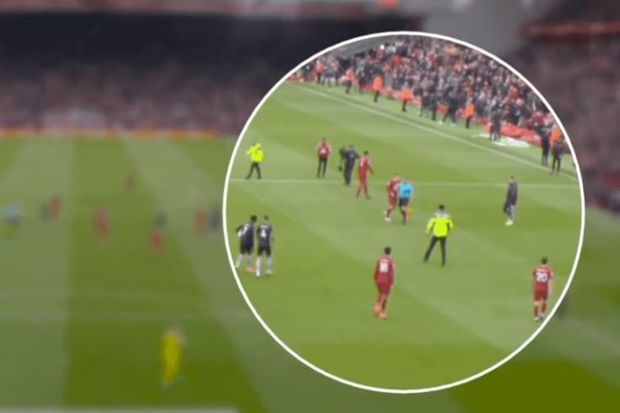 “Arsenal”la oyunda hakim “Liverpul”un futbolçusunu dirsəklə vurub - VİDEO