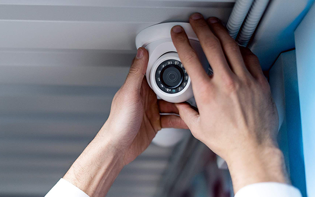 Qardaşı ilə birləşib sevgilisini şantaj etdi