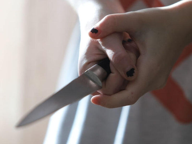 18 yaşlı gənc qadın özünə bıçaqla xəsarət yetirib