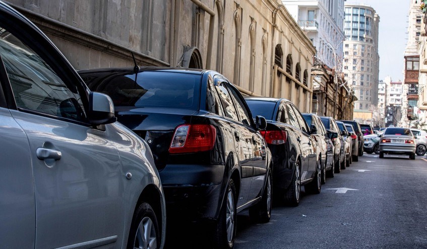 Дорожная полиция обратилась к паркующим автомобили на проезжей части дороги водителям