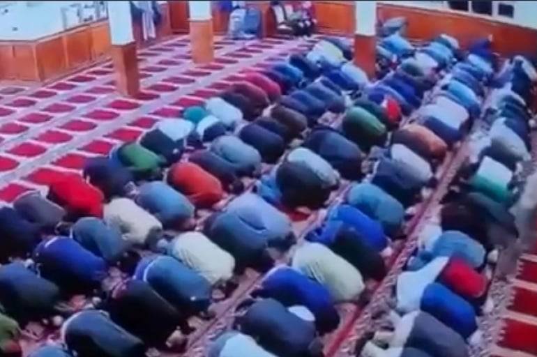 Camaatın üstündən tullandı və bıçağı imamın kürəyinə sancdı - FOTO