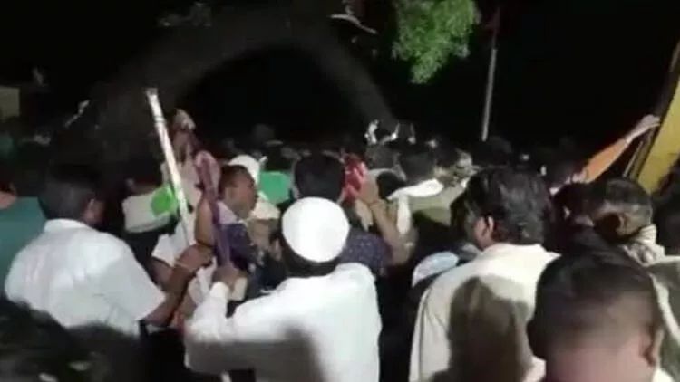 Hindistanda ağac məbədin üzərinə aşıb: 7 ÖLÜ, 30 YARALI 