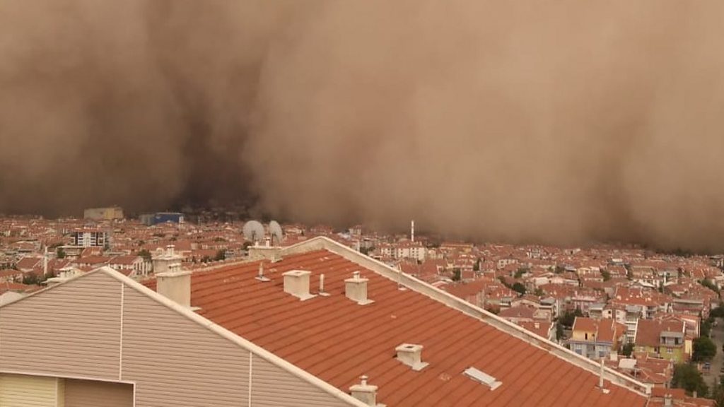 Qum fırtınası və doludan sonra “supercell” buludu göründü – VİDEO