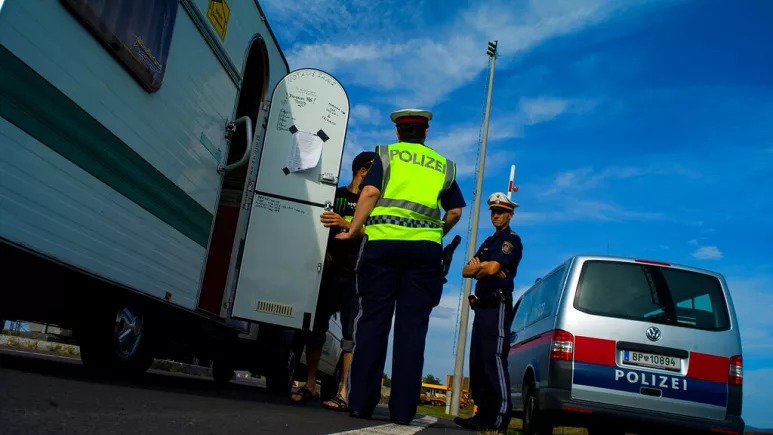 Avstriya Macarıstan və Sloveniya ilə sərhəd nəzarətini genişləndirir