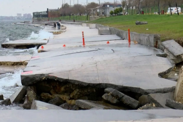 İstanbulda qırılma xəttinə yaxın sahil yolunda sürüşmə əmələ gəlib - FOTO