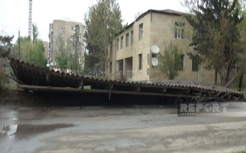 Mingəçevirdə uşaq bağçasının həyətini su basıb, ərazidəki tikili uçub