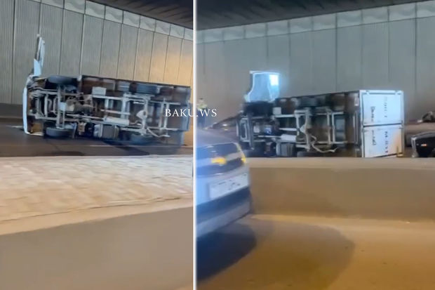 Bakıda yük maşını aşdı: Yolda hərəkət çətinləşdi - VİDEO