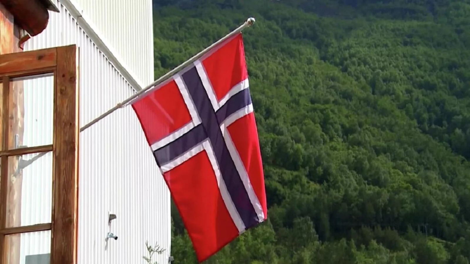 Norveç Rusiya səfirliyinin 15 əməkdaşını ölkədən çıxarır