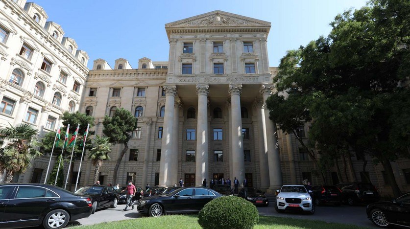 XİN İrəvanda Azərbaycan bayrağının yandırılmasına görə beynəlxalq qurumları təşkilatçılara qarşı cəza tədbirlərini görməyə çağırıb