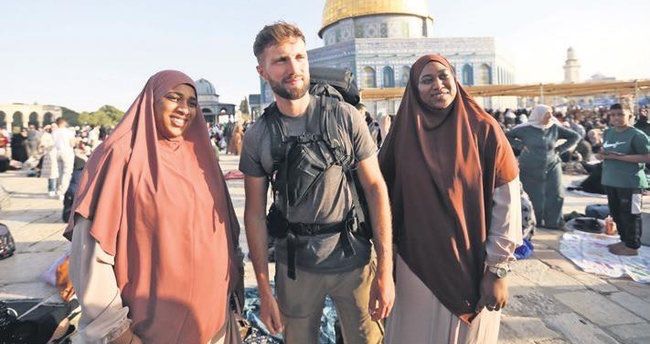 Neil Dauxois Fransadan Əl-Əqsa məscidinə piyada gedib