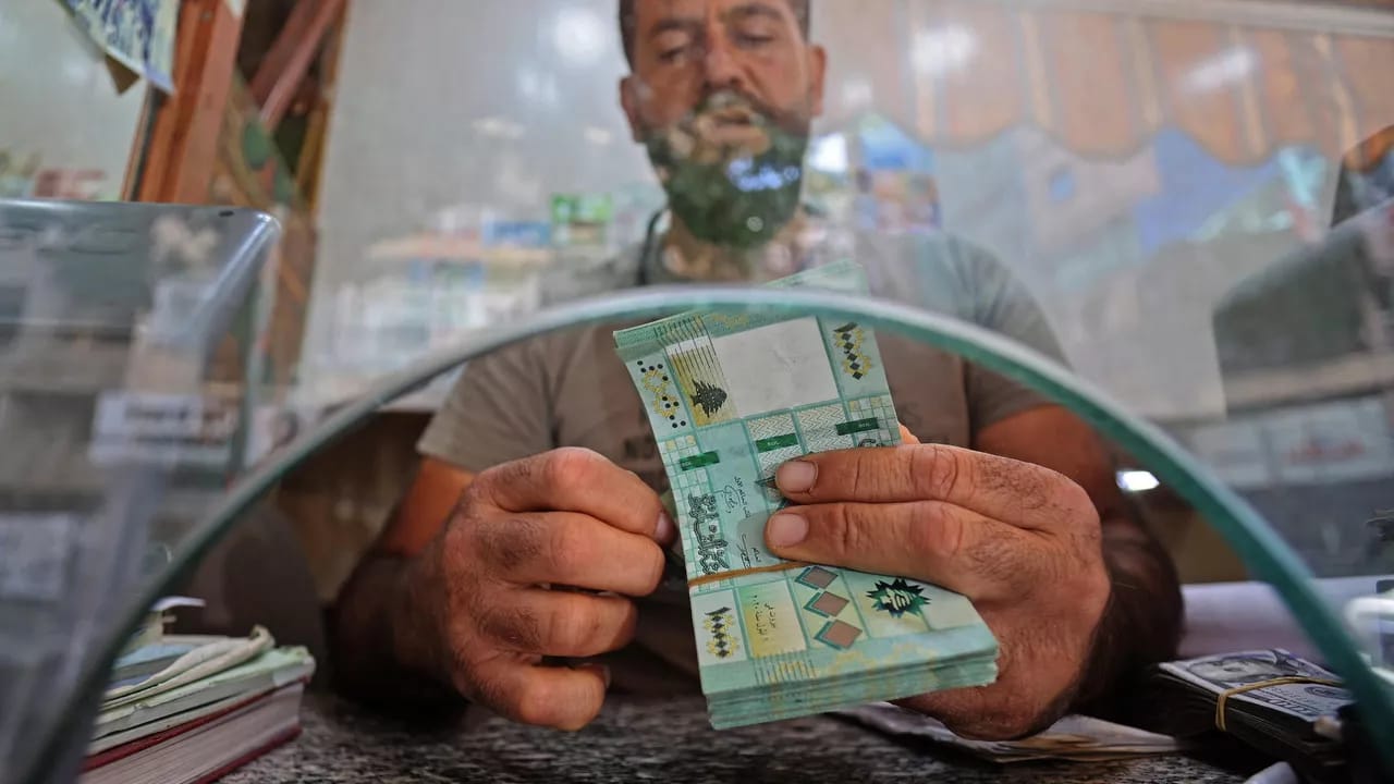 İqtisadi böhran yaşayan Livanda məmurların maaşları artırıldı