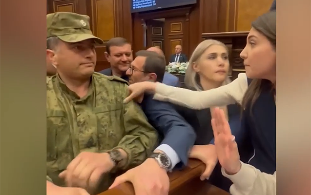 Ermənistan parlamentində dava - Video