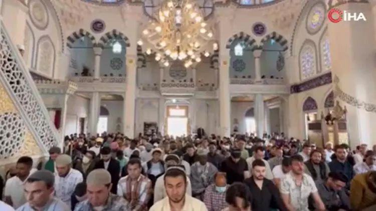 Tokio məscidində iki dəfə bayram namazı qılındı
