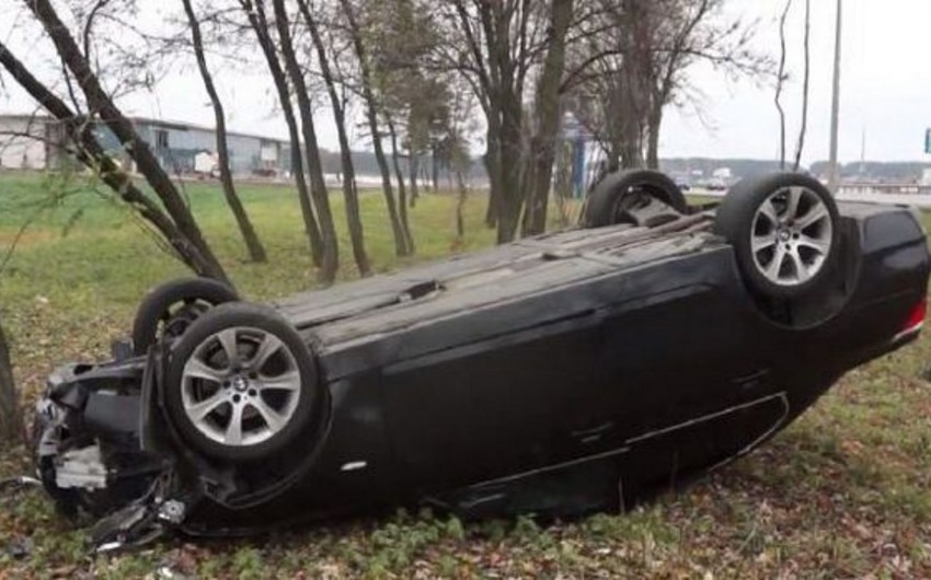 Yardımlıda avtomobil dərəyə aşıb, bir ailənin 3 üzvü xəsarət alıb