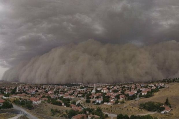 Omanda dəhşətli qum fırtınası görənləri qorxutdu – VİDEO