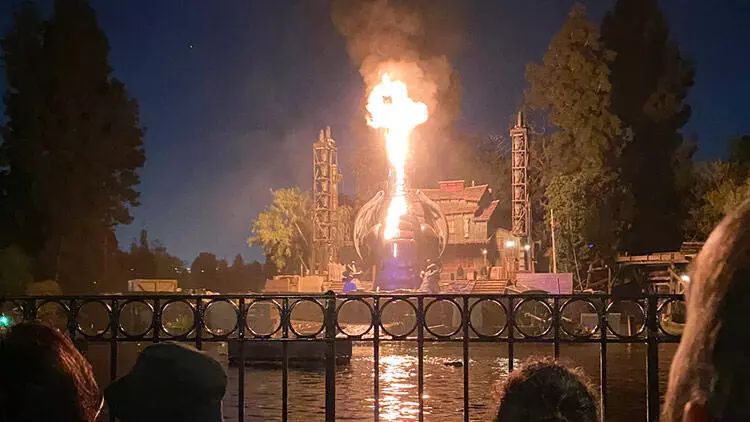 Disneylenddə yanan mexaniki əjdaha panikaya səbəb olub