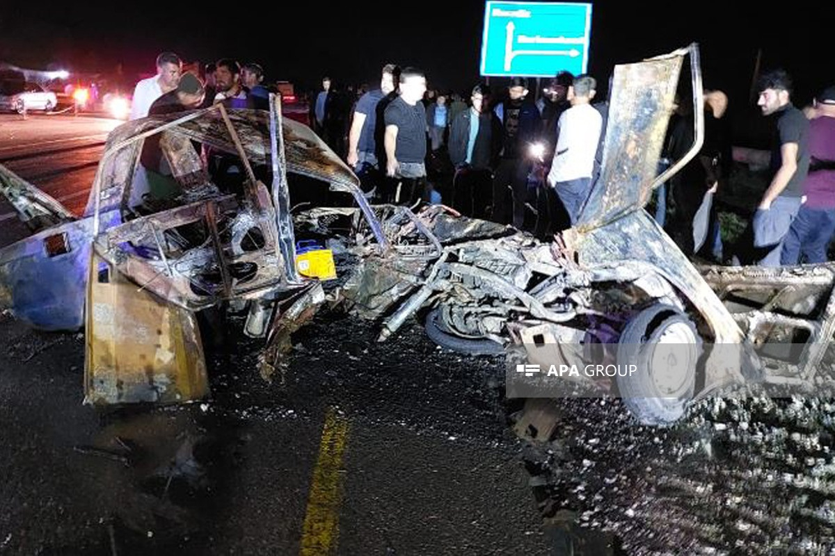 Azərbaycanda dəhşətli qəza: İki avtomobil toqquşdu, biri külə döndü - Ölənlər var