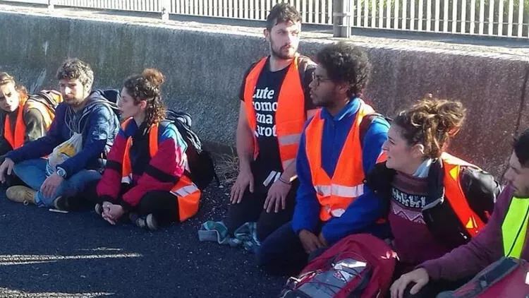 İqlim fəalları İtaliyada yolu bağlayıb