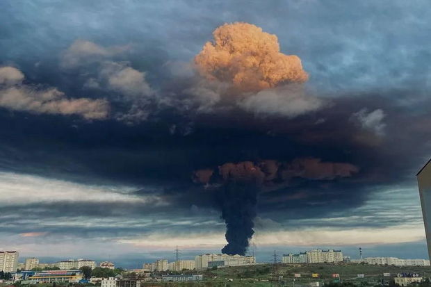 Sevastopolda PUA hücumundan sonra dəhşətli yanğın - FOTO/VİDEO