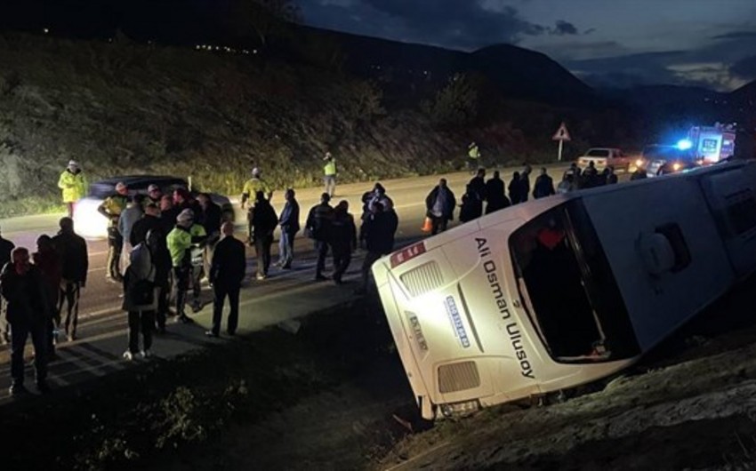 В Турции пассажирский автобус упал в канал, пострадали девять человек