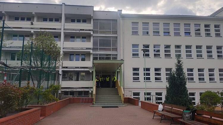 Polşada Rusiyanın Varşavadakı səfirliyinin məktəbi ələ keçirilib