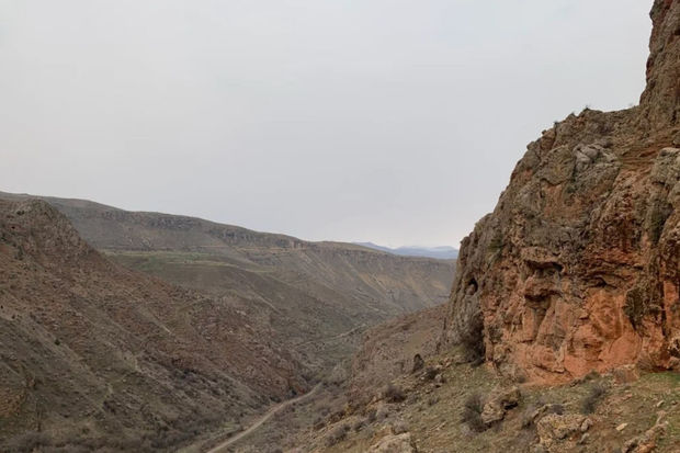 Tacikistanda mikroavtobus 200 metr hündürlükdən yuvarlandı: Çox sayda ölü və yaralı var