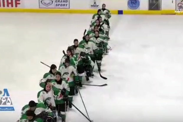 İranın qadınlardan ibarət hokkey milli komandası ölkənin himnini oxumaqdan imtina etdi - VİDEO