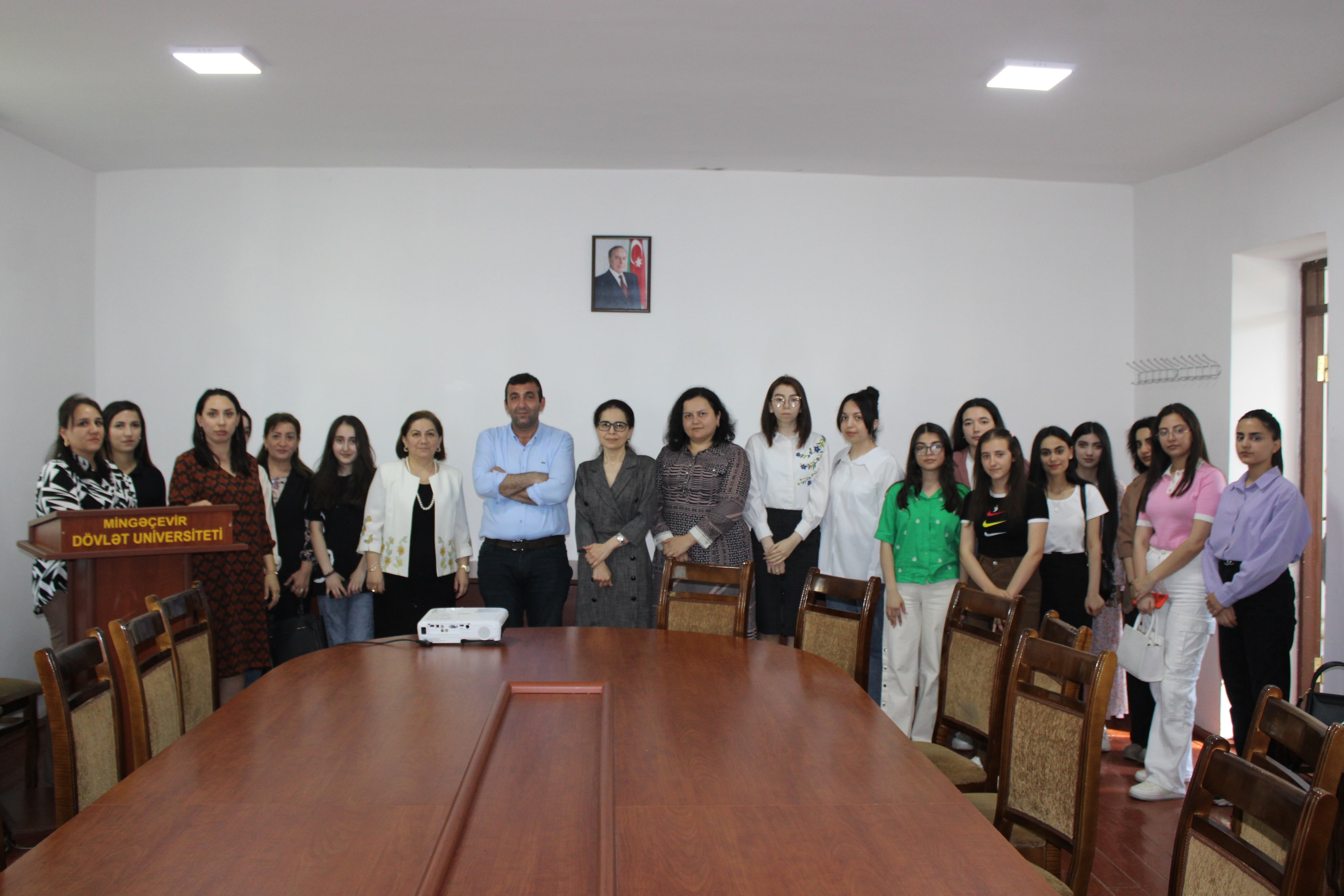 MDU-da “İKT-də Qızlar” beynəlxalq gününə həsr olunan dəyirmi masa  keçirilib