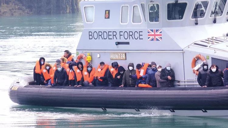 Britaniya qaçqınları gəmilərə mindirəcək