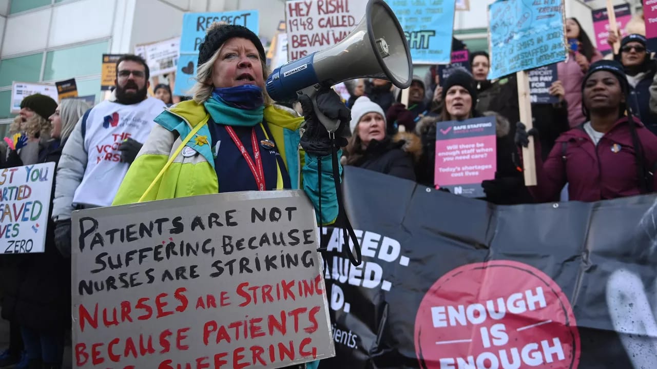 İngiltərədə səhiyyə işçiləri hökumətin maaş artımı təklifini qəbul etdilər