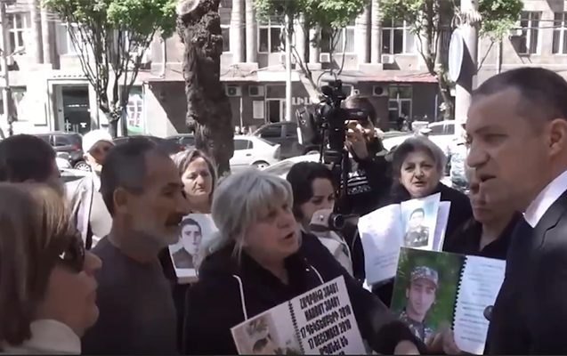 Ermənistanda ölən əsgərlərin yaxınları aksiya keçirir