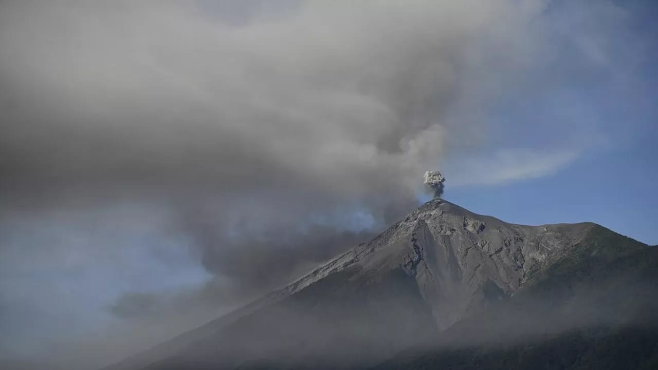 Fueqo vulkanı aktivləşdi: 1054 nəfər təxliyə edilib
