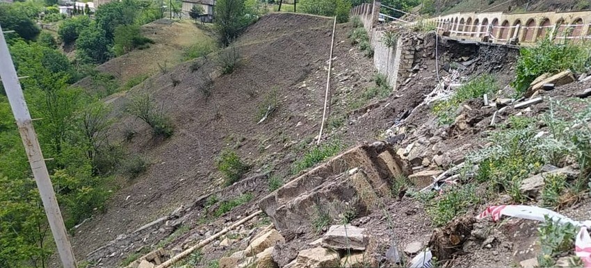 Yardımlıda torpaq sürüşməsi olub, yolda hərəkət məhdudlaşıb