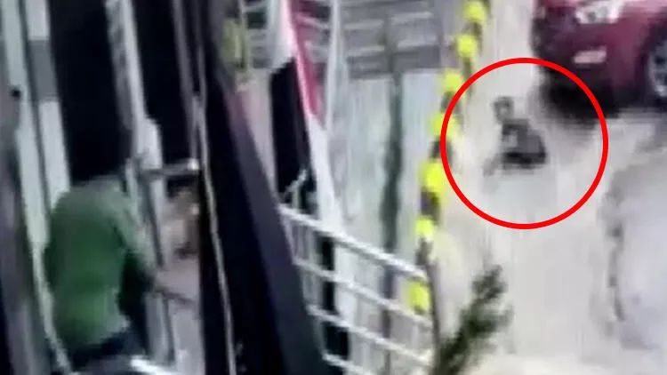 Sel sularına düşən qız son anda xilas edilib