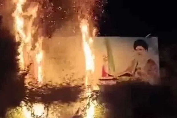 İranda Xameneinin şəkli olan banner yandırıldı - VİDEO