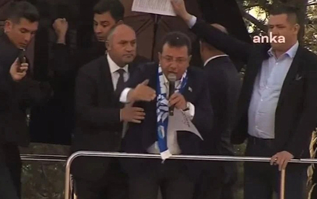 Əkrəm İmamoğlu daşlı hücuma məruz qaldı - Video