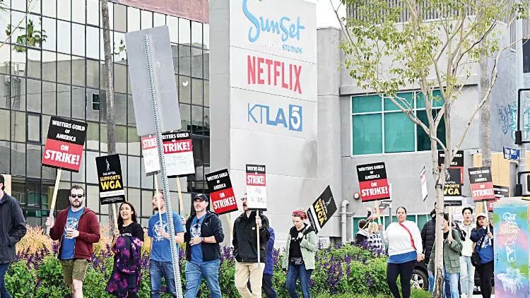 Hollivud yazıçıları süni intellektə qarşı çıxıblar