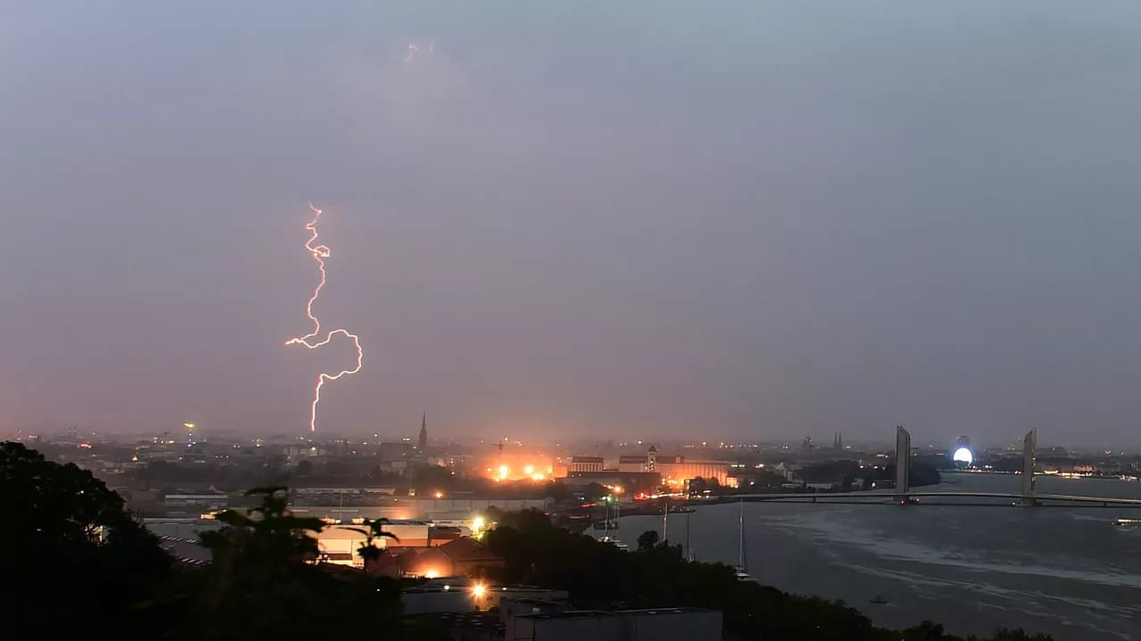 Fransada son 24 saatda 25 mindən çox ildırım düşüb