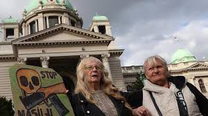 Serbiyadakı silahlı hücumlardan sonra insanlar küçələrə axışıb