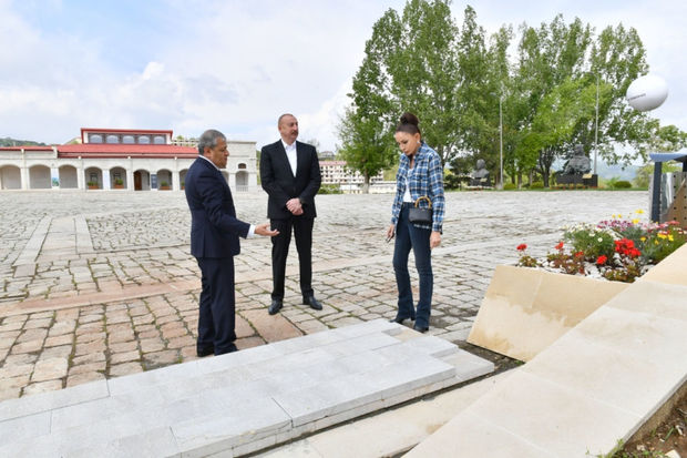 İlham Əliyev və Mehriban Əliyeva Şuşada Xüsusi nümayəndəliyin binasının önündə görüləcək işlərlə tanış olublar