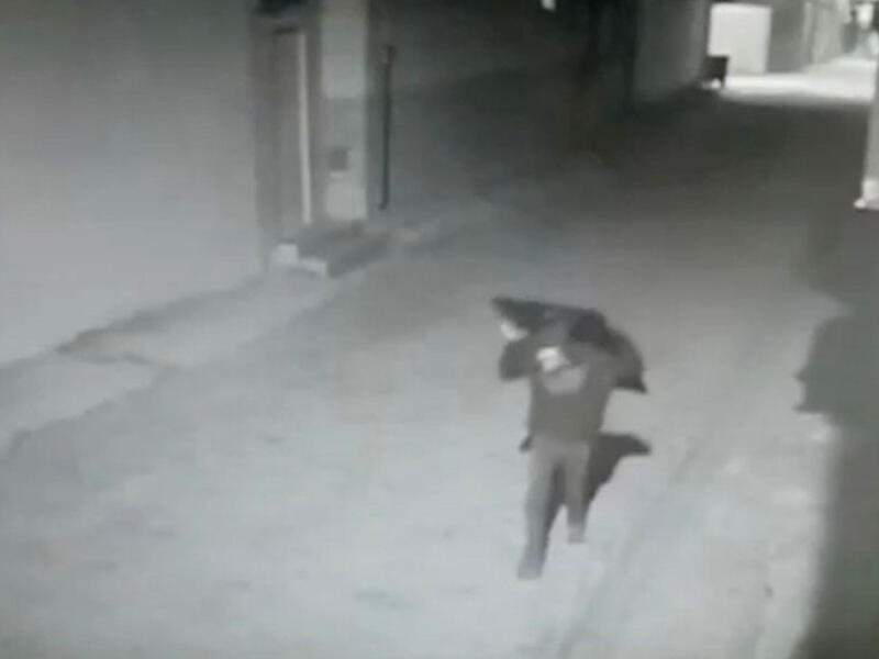 Arvadının evini yardı, polislər şokda - hadisə anı - VİDEO