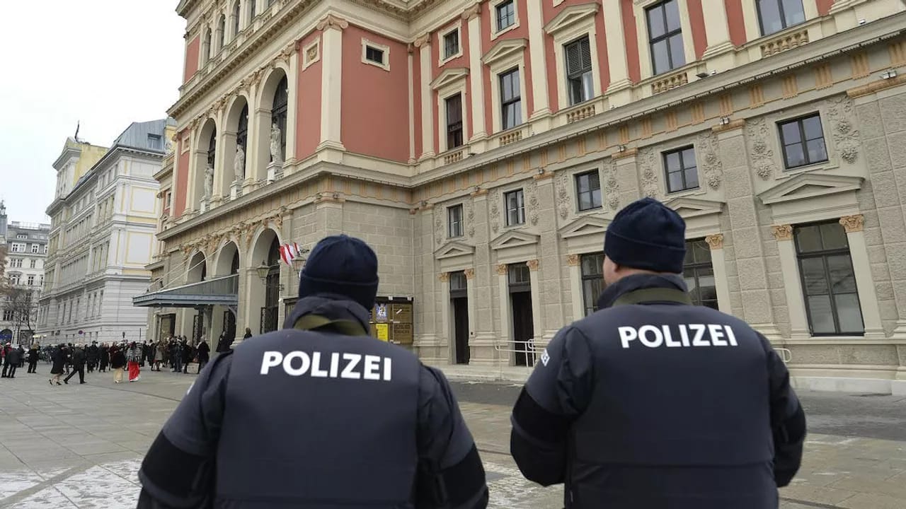 Avstriya polisi nasist təbliğatı aparan 10 nəfərin evinə basqın edib