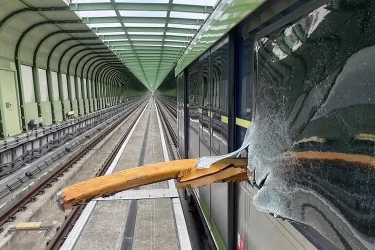 Tayvanda inşaat kranı metroya düşüb: 1 ÖLÜ, 8 YARALI
