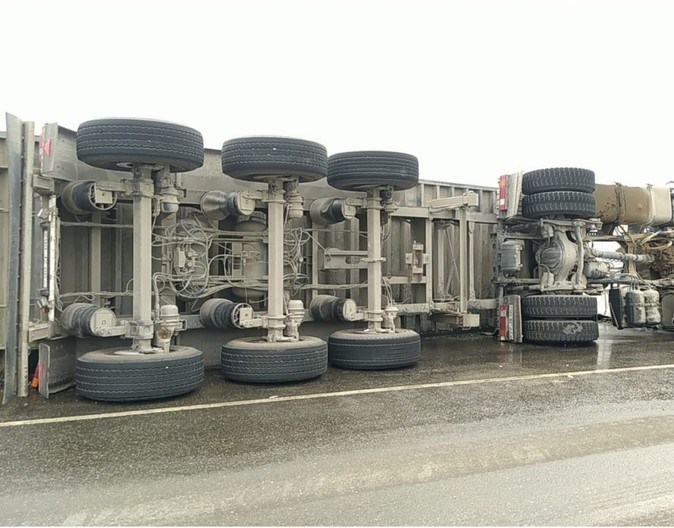 Biləsuvarda yük avtomobili aşıb, xəsarət alan var