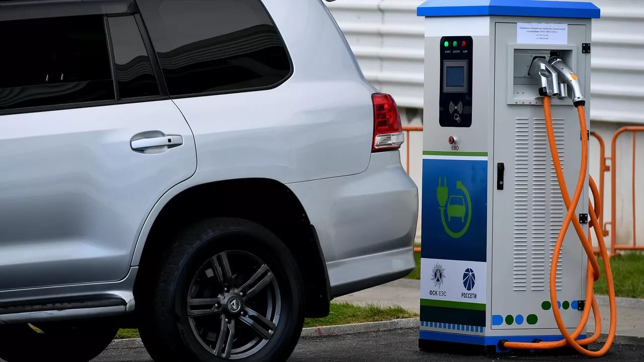 Rusiyanın ilk elektrik avtomobili Moskvada təqdim edildi