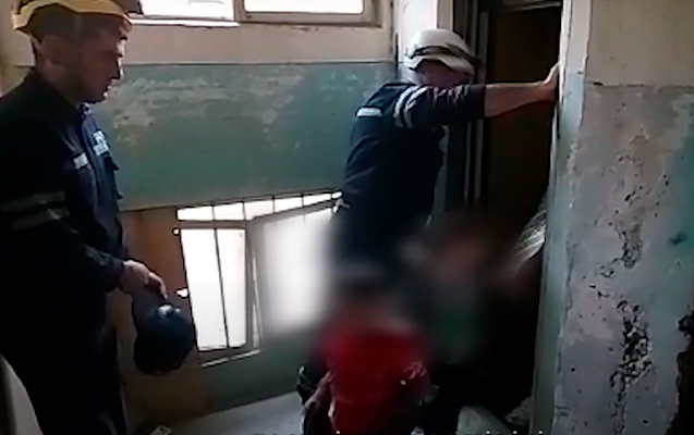 Liftdə qalan uşaqlar belə xilas edildi - Video
