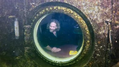 Universitet professoru 74 gün su altında yaşadı