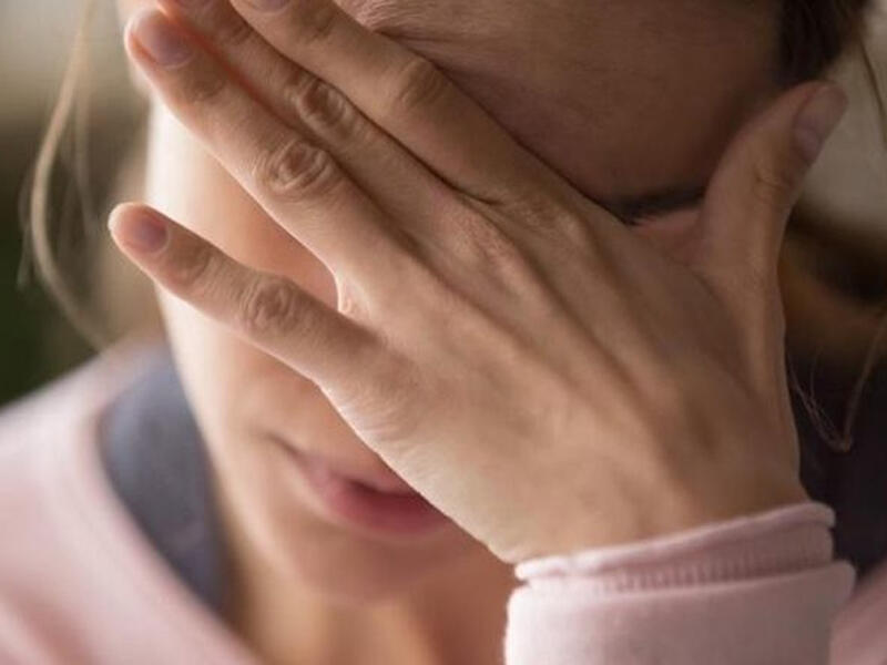 Polis hava limanında bu qadını soyundurdu - VİDEO