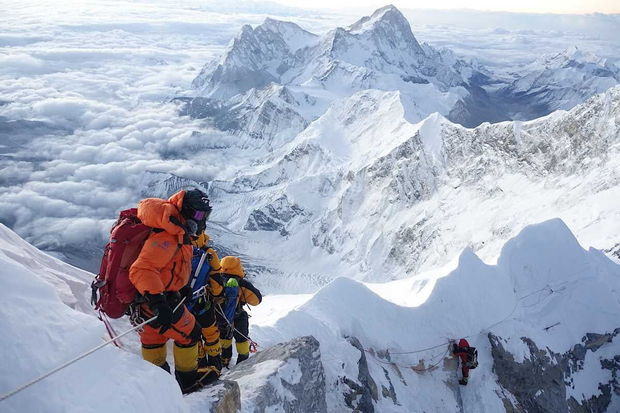 Everestdə bədbəxt hadisə: Bir alpinist ölüb, ikisi itkin düşüb